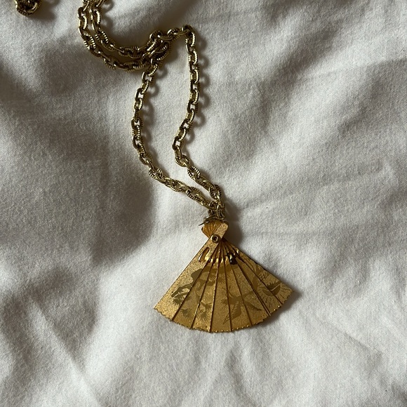 Opening and Closing Fan necklace - Picture 2 of 3